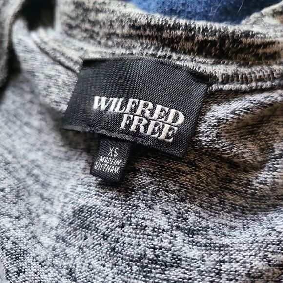 Aritzia Wilfred Free soft knit v neck oversized sweater - Picture 6 of 7